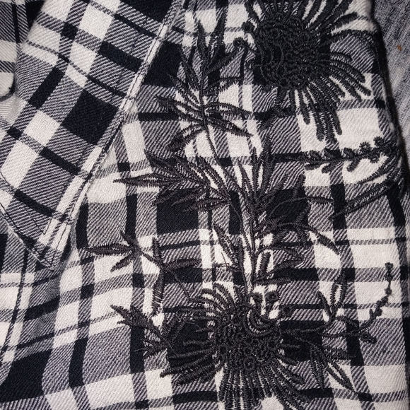 🆕Chaps | Plaid Long Sleeve Shirt w/ Embroidered Floral Detail Women Size Large - Picture 6 of 11